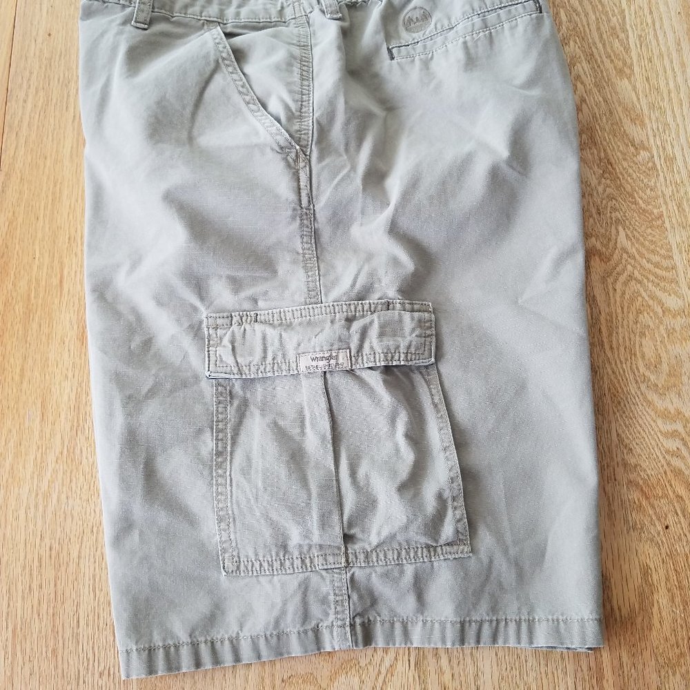 Wrangler Mens 40 x 9 Shorts Cargo Khaki Beige 6 Pocket - Picture 3 of 7